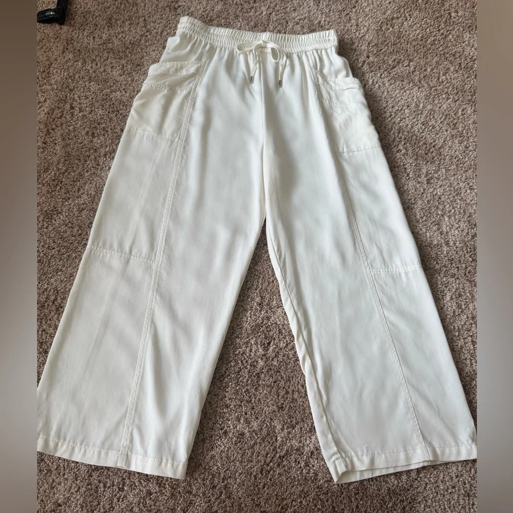 CALIA by Carrie Underwood Cream Cropped Pants